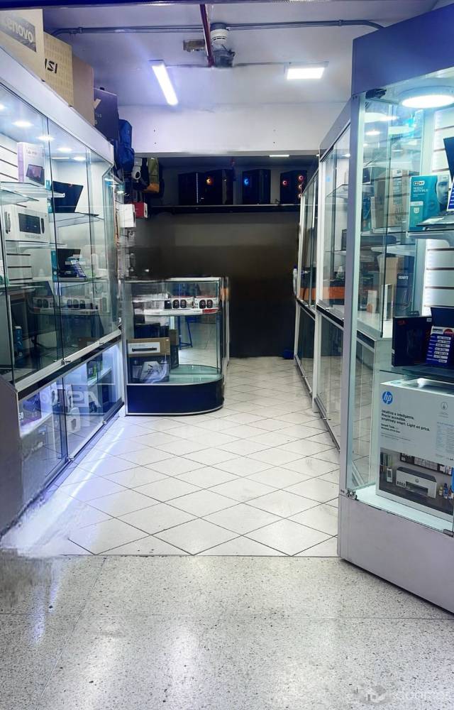 VENDO LOCAL COMERCIAL, COMPUPLAZA.