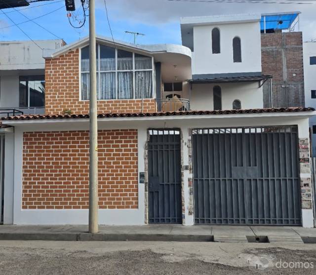 Casa de 3 Pisos Urb. Jardines de San Carlos cerca al Parque Grau y Univ. Continental